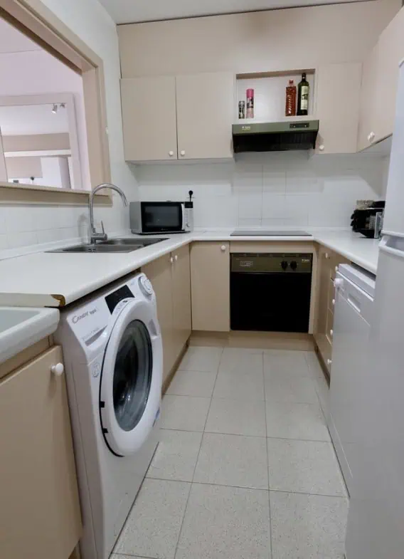 Spacieux appartement vue sur 2 ports et mer; 2 ch, 2 salles d’eau, terrasse: 15m2, parking + débarras privé