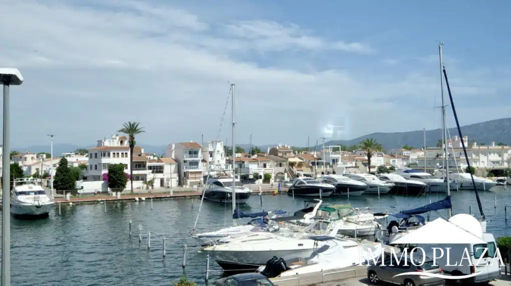 Spacieux appartement vue sur 2 ports et mer; 2 ch, 2 salles d’eau, terrasse: 15m2, parking + débarras privé