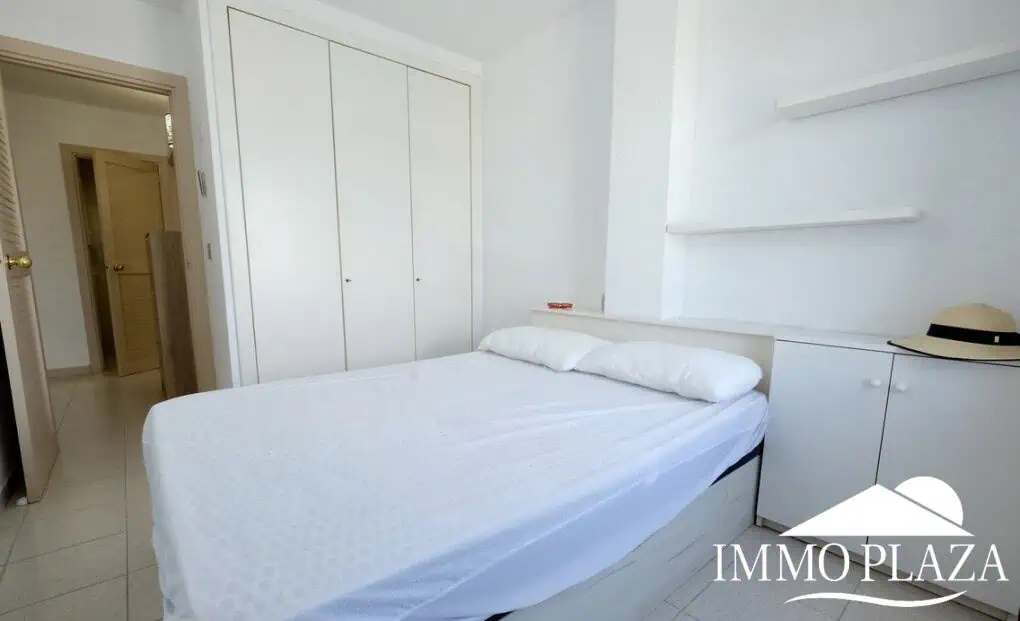 Spacieux appartement vue sur 2 ports et mer; 2 ch, 2 salles d’eau, terrasse: 15m2, parking + débarras privé