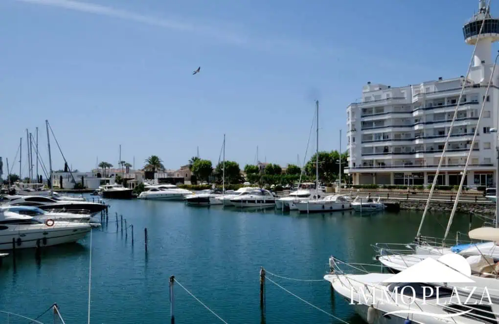 Spacieux appartement vue sur 2 ports et mer; 2 ch, 2 salles d’eau, terrasse: 15m2, parking + débarras privé
