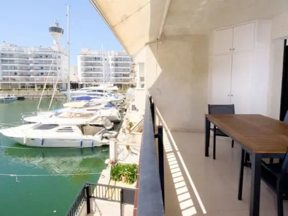 Spacious crossing apartment, harbor and sea views; 2 bedrooms, 2 bathrooms, 15m2 terrace, parking + private storage