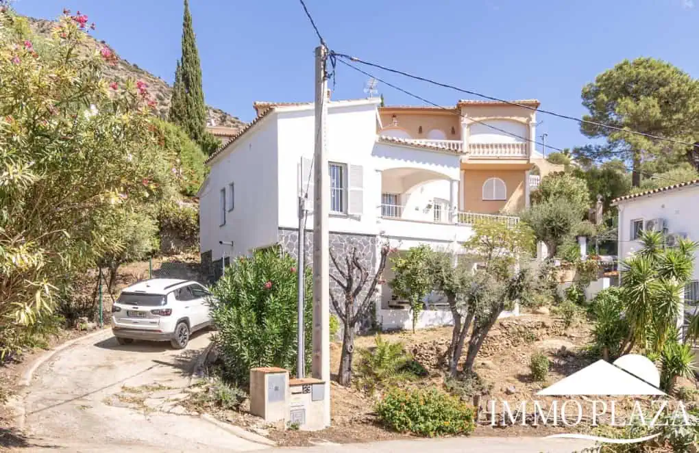 Charming little villa with sea views, 2 bedrooms, 2 bathrooms, 1 large terrace, 4 parking spaces, pool possible !