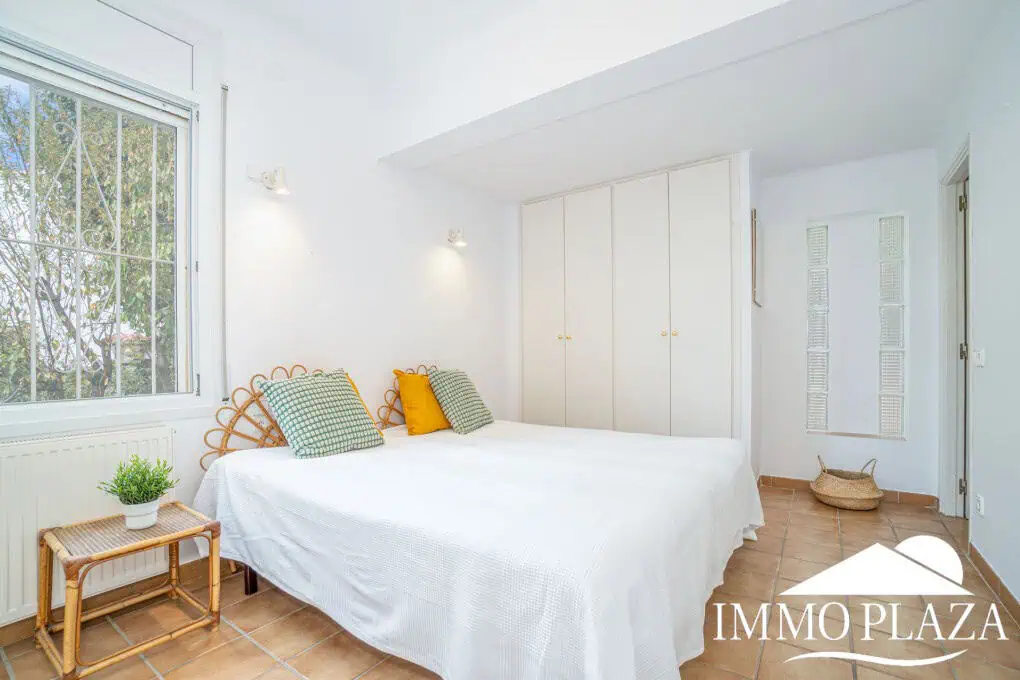 Charming little villa with sea views, 2 bedrooms, 2 bathrooms, 1 large terrace, 4 parking spaces, pool possible !
