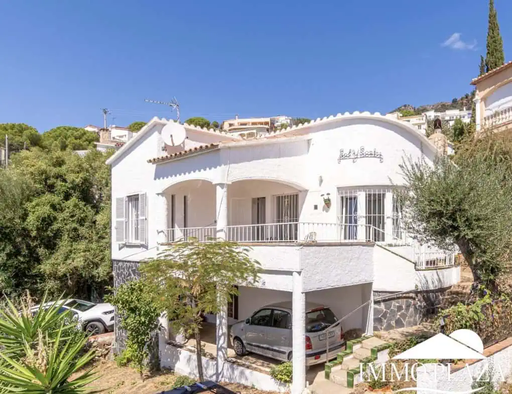 Charming little villa with sea views, 2 bedrooms, 2 bathrooms, 1 large terrace, 4 parking spaces, pool possible !