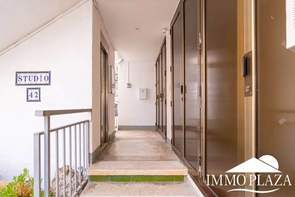 Vue mer appartement à 50m de la plage, petite immeuble, 1 chambre double, 1 parking, ascenseur