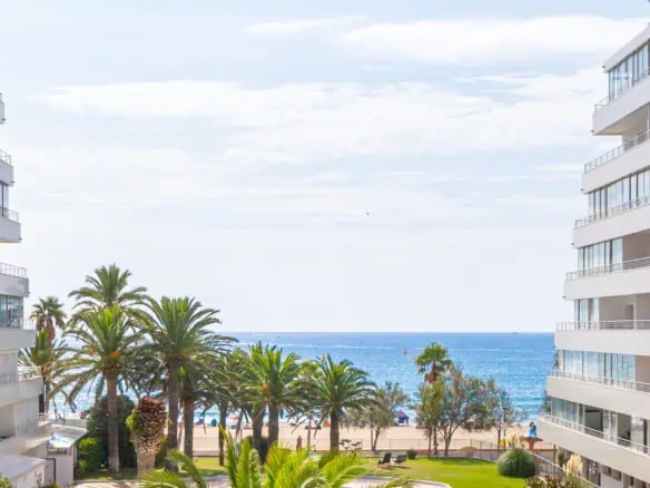 Sea view apartment 50m from the beach, small building, 1 double bedroom, 1 parking, lift