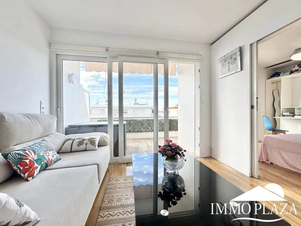 Bright apartment completely renovated “2020” located 2 minutes walk from the beach, south facing – 1 bedroom, 1 bathroom, 1 large terrace