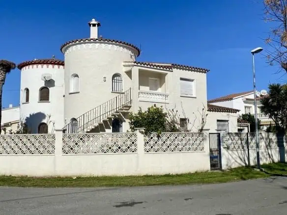 Typical Spanish house with 2 independent apartments – swimming pool – garage – Empuriabrava