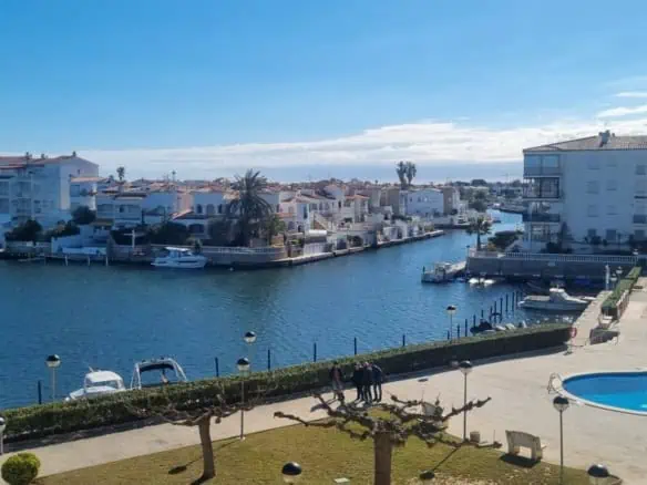 Apartment overlooking the canal, 1 bedroom, 1 bathroom, beautiful terrace, garden and community swimming pools, garage or parking in option, mooring possibility