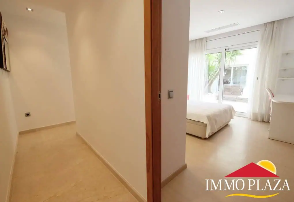 Magnífica villa ubicada en el canal ancho – 4 dormitorios –  piscina climatizada y jacuzzi – 14m de amarre – Empuriabrava