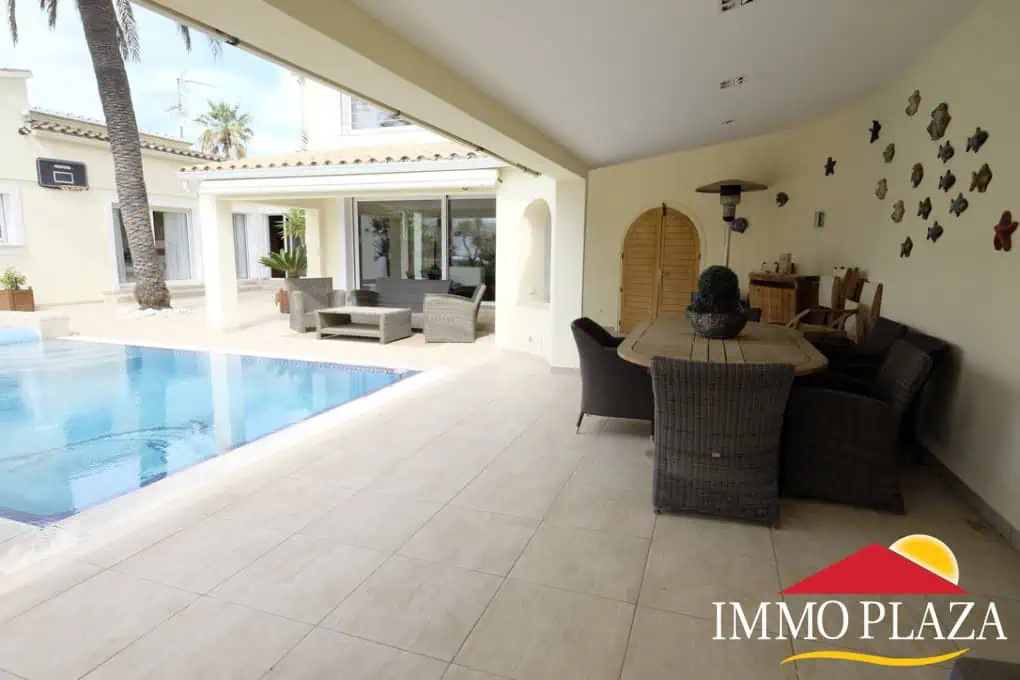 Magnífica villa ubicada en el canal ancho – 4 dormitorios –  piscina climatizada y jacuzzi – 14m de amarre – Empuriabrava