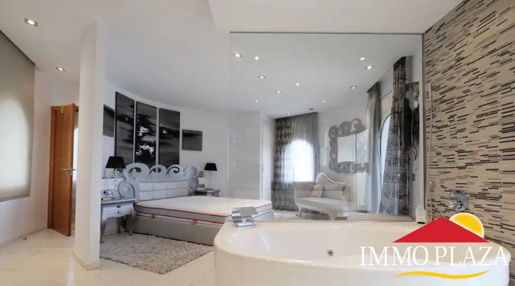 Magnífica villa ubicada en el canal ancho – 4 dormitorios –  piscina climatizada y jacuzzi – 14m de amarre – Empuriabrava