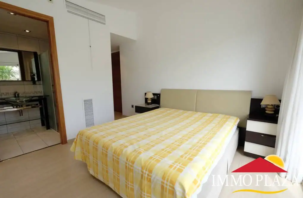 Magnífica villa ubicada en el canal ancho – 4 dormitorios –  piscina climatizada y jacuzzi – 14m de amarre – Empuriabrava