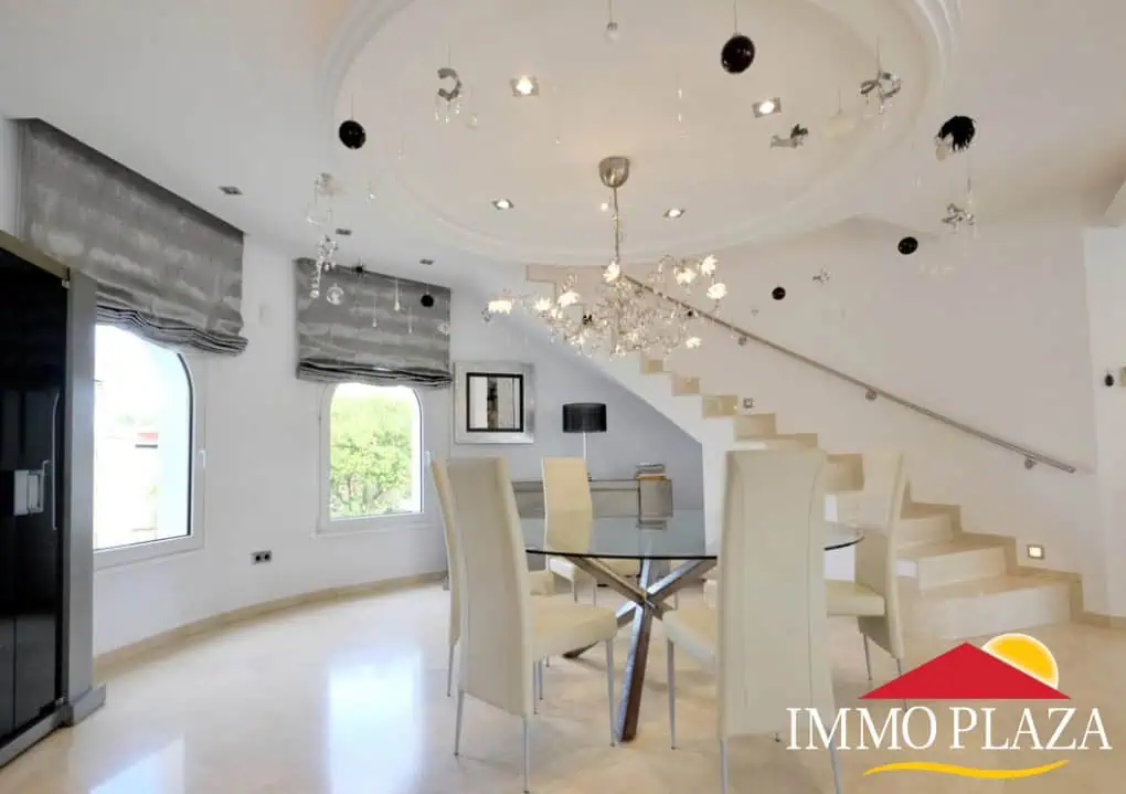 Magnífica villa ubicada en el canal ancho – 4 dormitorios –  piscina climatizada y jacuzzi – 14m de amarre – Empuriabrava