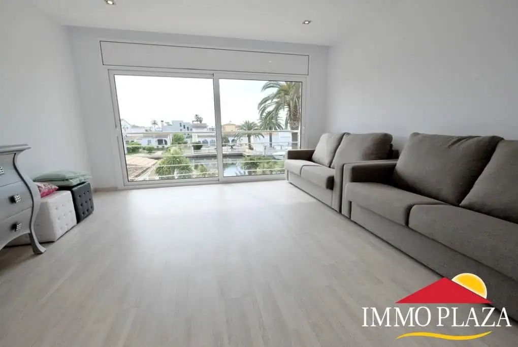 Magnífica villa ubicada en el canal ancho – 4 dormitorios –  piscina climatizada y jacuzzi – 14m de amarre – Empuriabrava