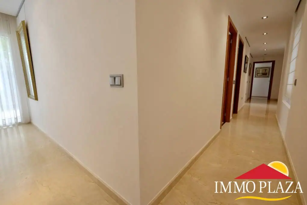 Magnífica villa ubicada en el canal ancho – 4 dormitorios –  piscina climatizada y jacuzzi – 14m de amarre – Empuriabrava