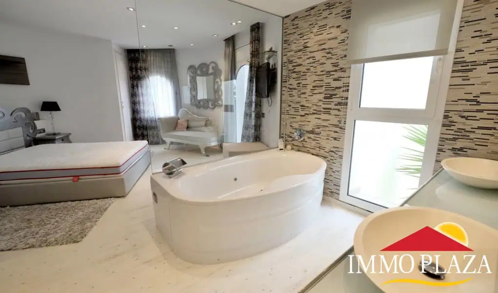 Magnífica villa ubicada en el canal ancho – 4 dormitorios –  piscina climatizada y jacuzzi – 14m de amarre – Empuriabrava