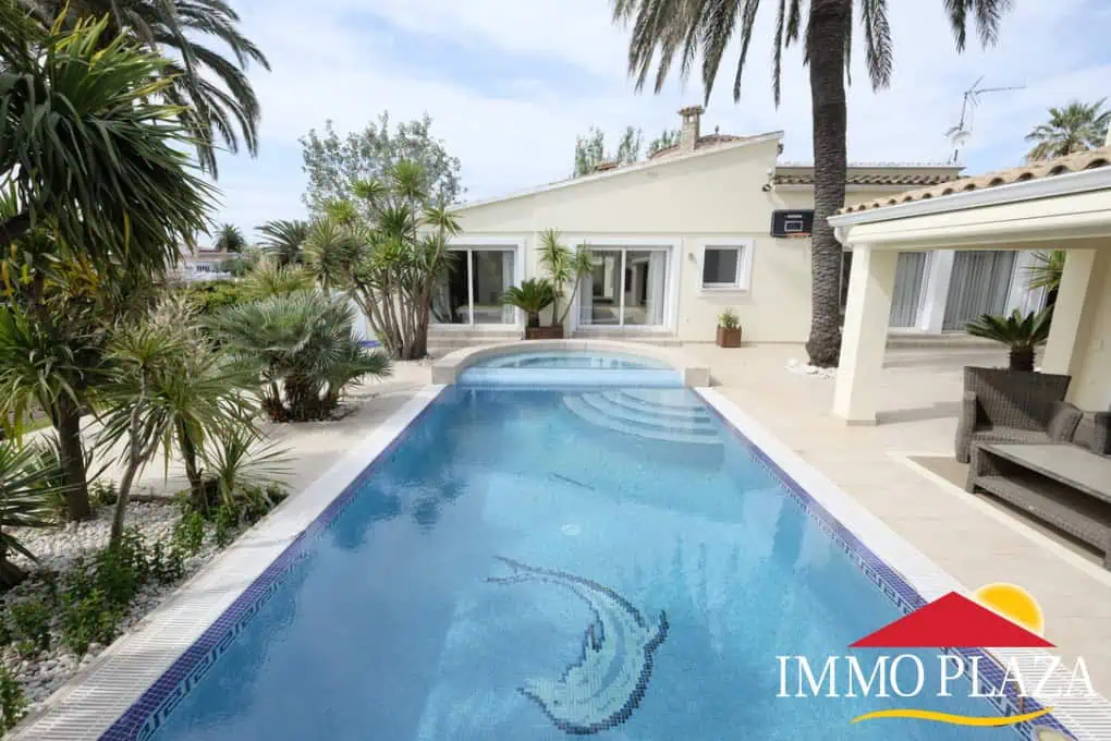 Magnífica villa ubicada en el canal ancho – 4 dormitorios –  piscina climatizada y jacuzzi – 14m de amarre – Empuriabrava