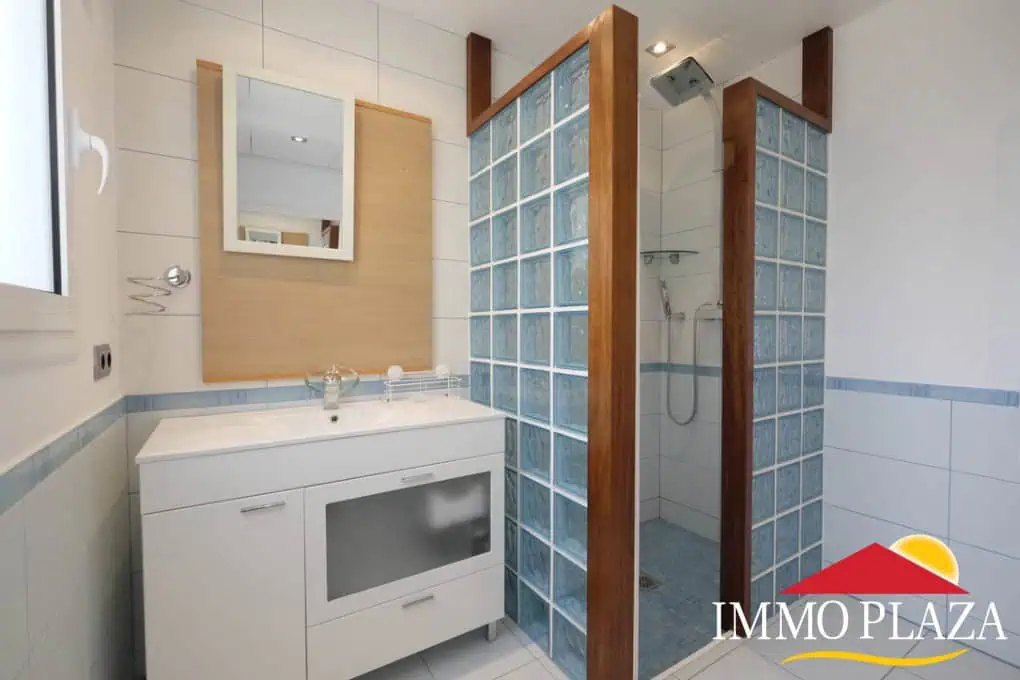 Magnífica villa ubicada en el canal ancho – 4 dormitorios –  piscina climatizada y jacuzzi – 14m de amarre – Empuriabrava