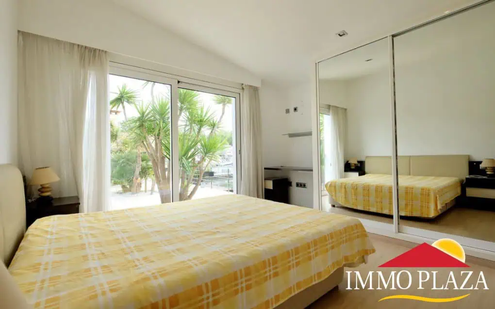 Magnífica villa ubicada en el canal ancho – 4 dormitorios –  piscina climatizada y jacuzzi – 14m de amarre – Empuriabrava