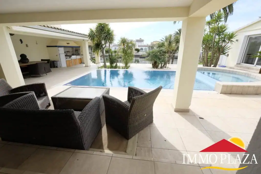Magnífica villa ubicada en el canal ancho – 4 dormitorios –  piscina climatizada y jacuzzi – 14m de amarre – Empuriabrava