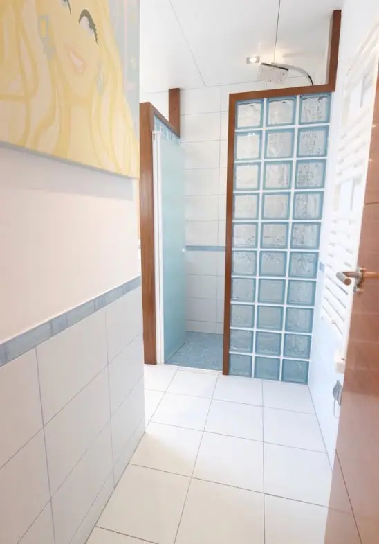 Magnífica villa ubicada en el canal ancho – 4 dormitorios –  piscina climatizada y jacuzzi – 14m de amarre – Empuriabrava