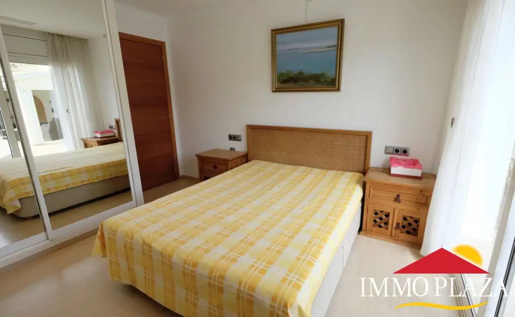 Magnífica villa ubicada en el canal ancho – 4 dormitorios –  piscina climatizada y jacuzzi – 14m de amarre – Empuriabrava