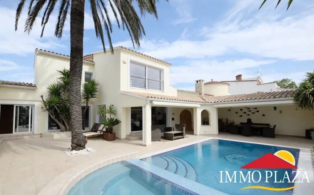 Magnífica villa ubicada en el canal ancho – 4 dormitorios –  piscina climatizada y jacuzzi – 14m de amarre – Empuriabrava