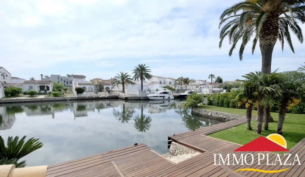 Magnífica villa ubicada en el canal ancho – 4 dormitorios –  piscina climatizada y jacuzzi – 14m de amarre – Empuriabrava