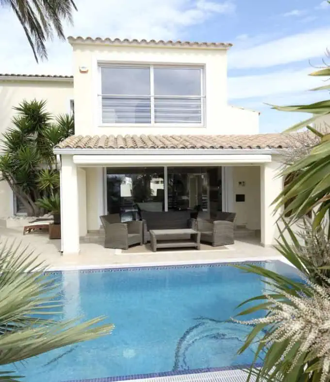 Magnífica villa ubicada en el canal ancho – 4 dormitorios –  piscina climatizada y jacuzzi – 14m de amarre – Empuriabrava