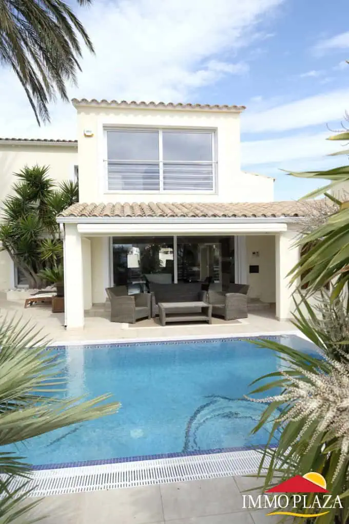 20052021104615_8476_IPV103 Magnificent villa located on the wide canal – 4 bedrooms – heated pool and jacuzzi – 14m mooring – Empuriabrava