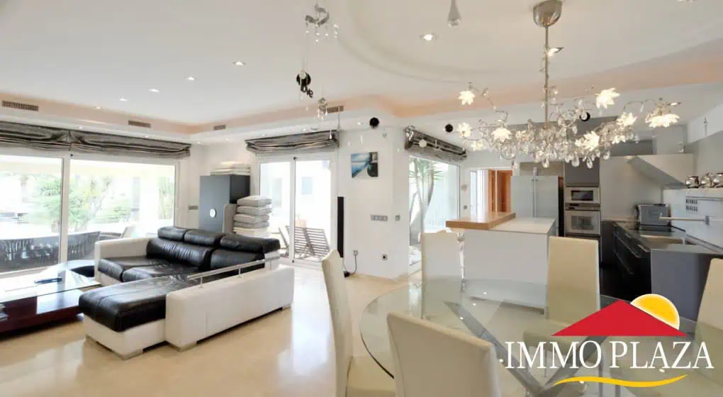 Magnífica villa ubicada en el canal ancho – 4 dormitorios –  piscina climatizada y jacuzzi – 14m de amarre – Empuriabrava