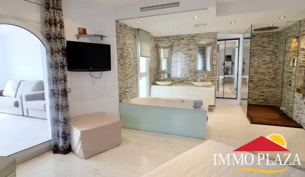 Magnífica villa ubicada en el canal ancho – 4 dormitorios –  piscina climatizada y jacuzzi – 14m de amarre – Empuriabrava