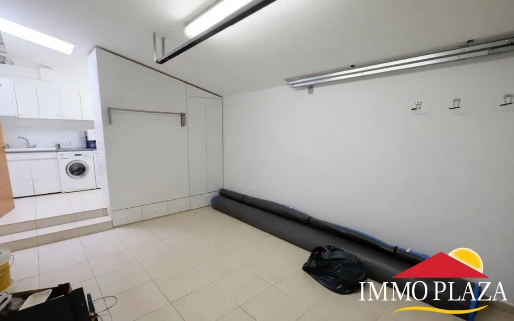 Magnífica villa ubicada en el canal ancho – 4 dormitorios –  piscina climatizada y jacuzzi – 14m de amarre – Empuriabrava