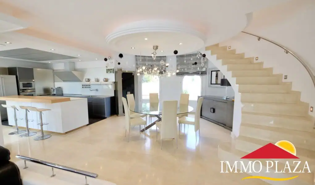 Magnífica villa ubicada en el canal ancho – 4 dormitorios –  piscina climatizada y jacuzzi – 14m de amarre – Empuriabrava