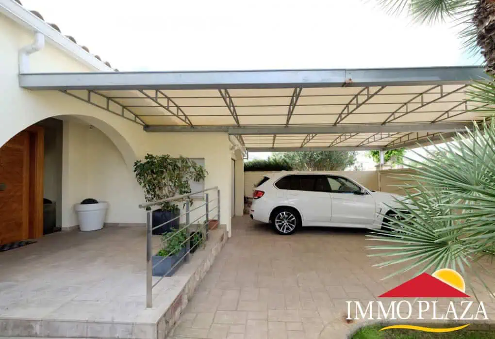 Magnífica villa ubicada en el canal ancho – 4 dormitorios –  piscina climatizada y jacuzzi – 14m de amarre – Empuriabrava