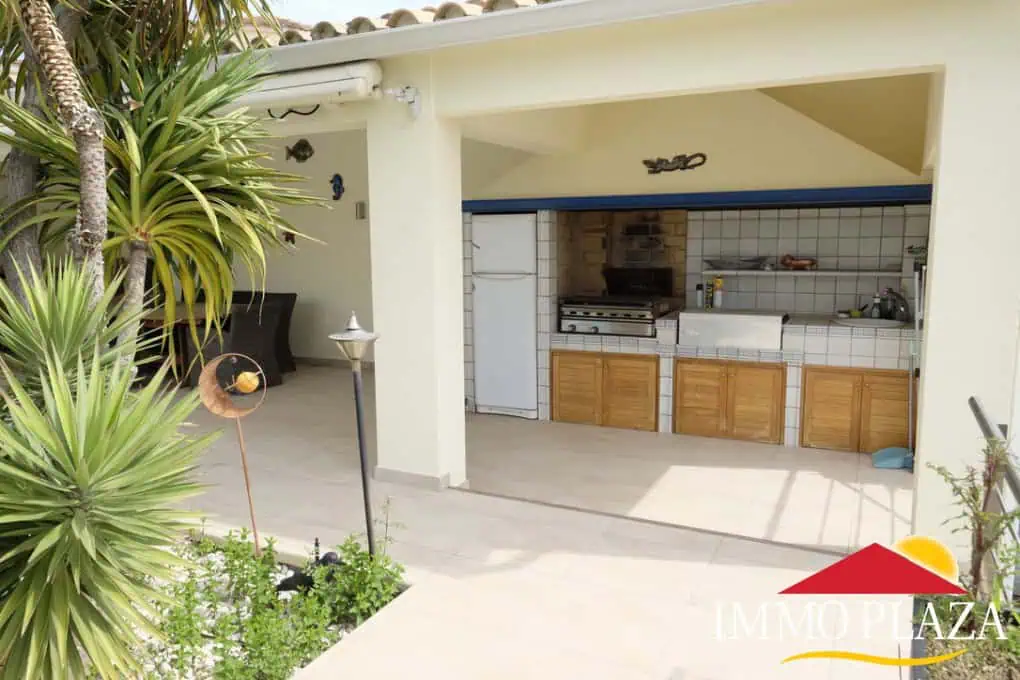 Magnífica villa ubicada en el canal ancho – 4 dormitorios –  piscina climatizada y jacuzzi – 14m de amarre – Empuriabrava