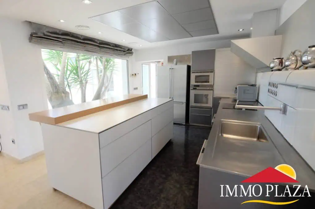 Magnífica villa ubicada en el canal ancho – 4 dormitorios –  piscina climatizada y jacuzzi – 14m de amarre – Empuriabrava