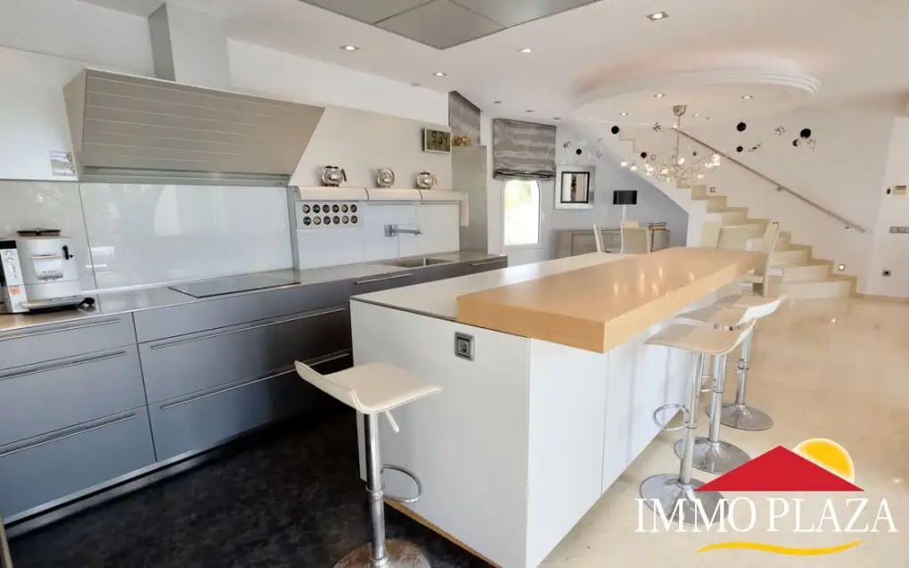 Magnífica villa ubicada en el canal ancho – 4 dormitorios –  piscina climatizada y jacuzzi – 14m de amarre – Empuriabrava
