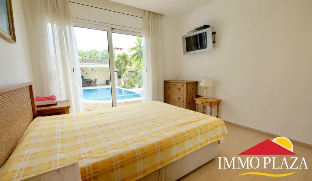Magnífica villa ubicada en el canal ancho – 4 dormitorios –  piscina climatizada y jacuzzi – 14m de amarre – Empuriabrava