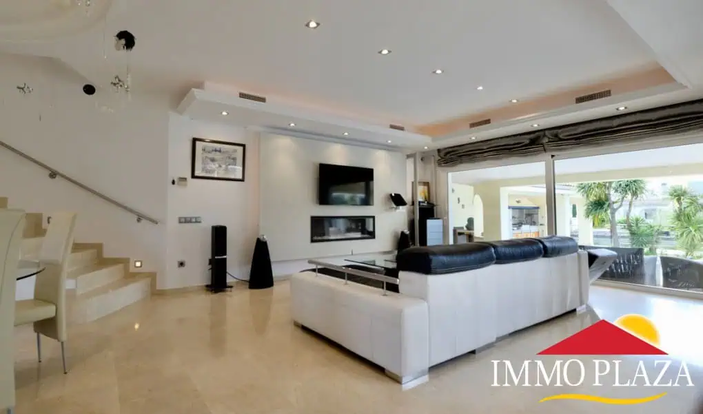 Magnífica villa ubicada en el canal ancho – 4 dormitorios –  piscina climatizada y jacuzzi – 14m de amarre – Empuriabrava