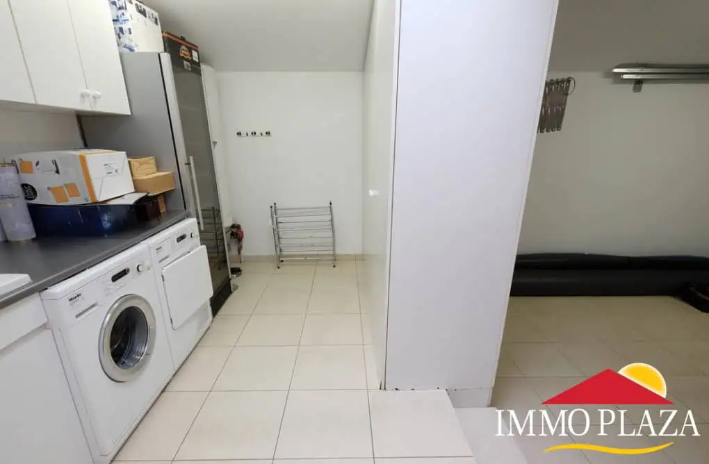 Magnífica villa ubicada en el canal ancho – 4 dormitorios –  piscina climatizada y jacuzzi – 14m de amarre – Empuriabrava