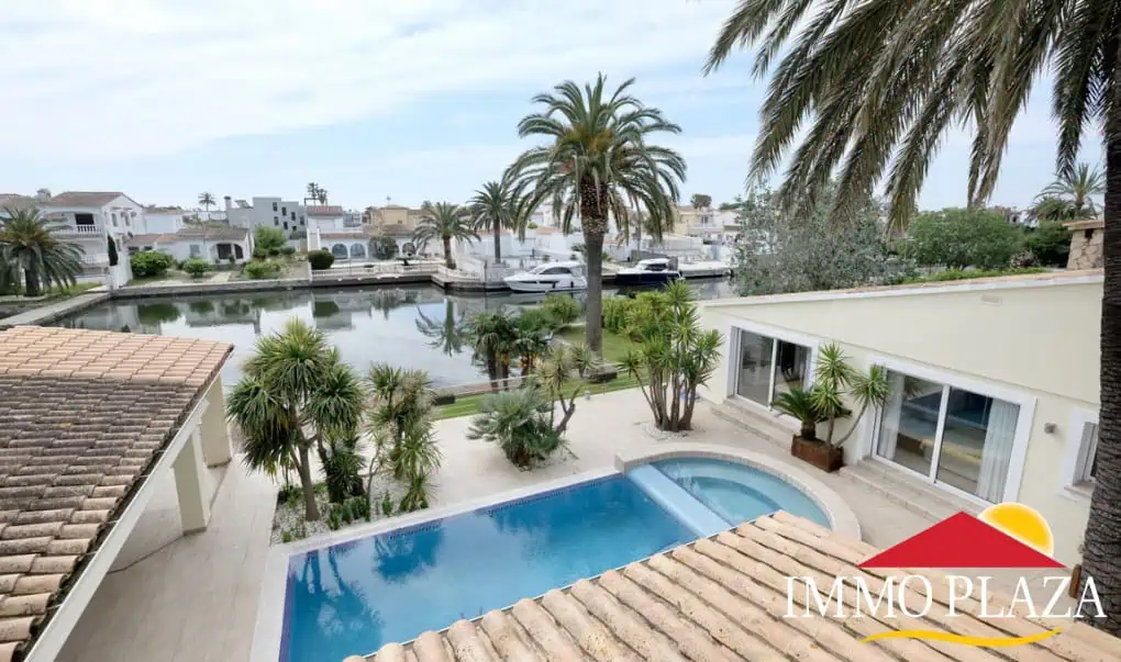 Magnífica villa ubicada en el canal ancho – 4 dormitorios –  piscina climatizada y jacuzzi – 14m de amarre – Empuriabrava