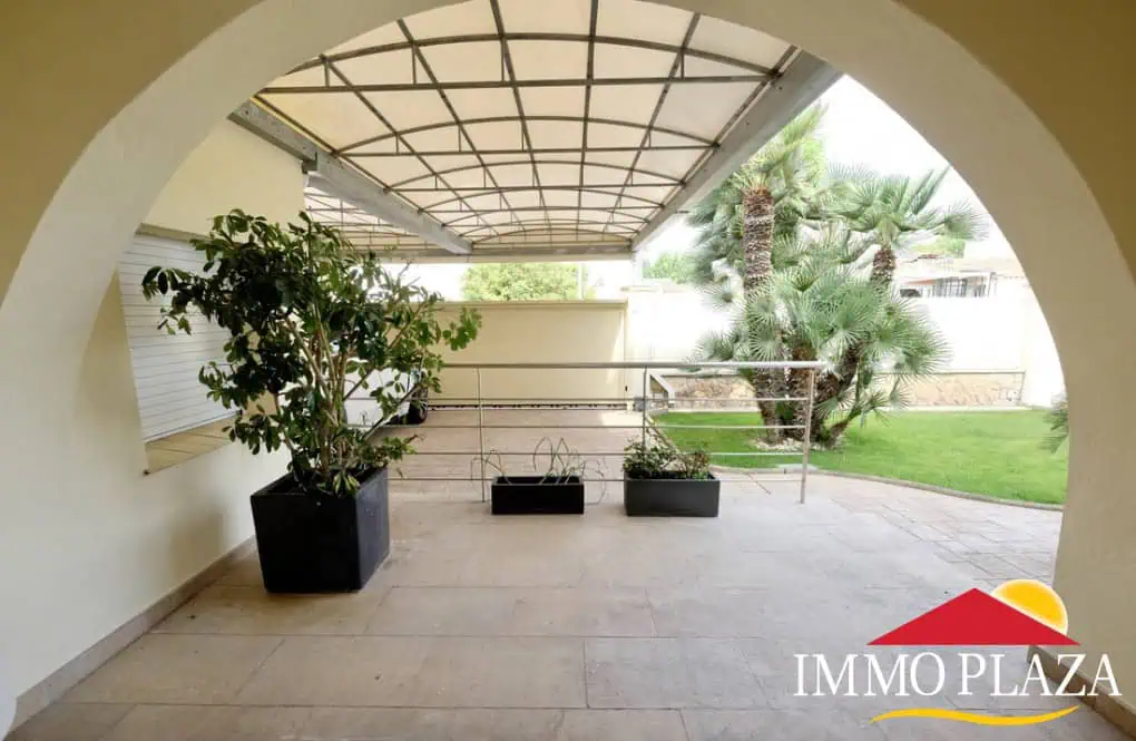 Magnífica villa ubicada en el canal ancho – 4 dormitorios –  piscina climatizada y jacuzzi – 14m de amarre – Empuriabrava