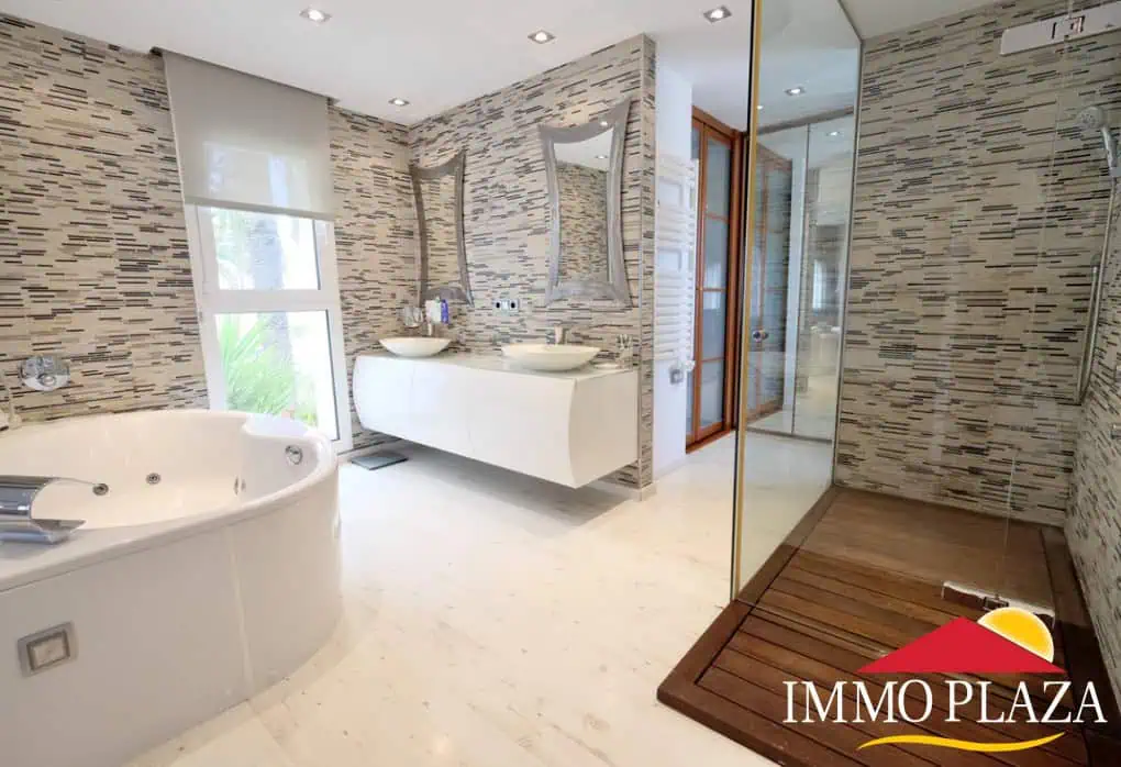 Magnífica villa ubicada en el canal ancho – 4 dormitorios –  piscina climatizada y jacuzzi – 14m de amarre – Empuriabrava
