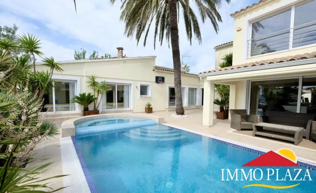 Magnífica villa ubicada en el canal ancho – 4 dormitorios –  piscina climatizada y jacuzzi – 14m de amarre – Empuriabrava