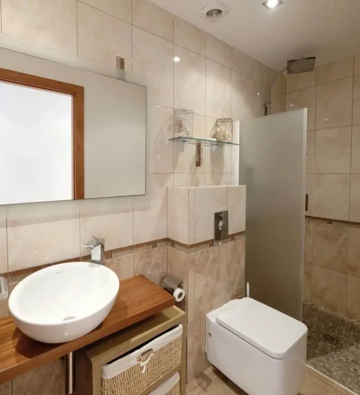 Magnífica villa ubicada en el canal ancho – 4 dormitorios –  piscina climatizada y jacuzzi – 14m de amarre – Empuriabrava