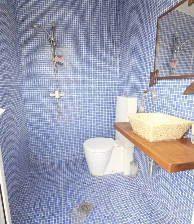 Magnífica villa ubicada en el canal ancho – 4 dormitorios –  piscina climatizada y jacuzzi – 14m de amarre – Empuriabrava