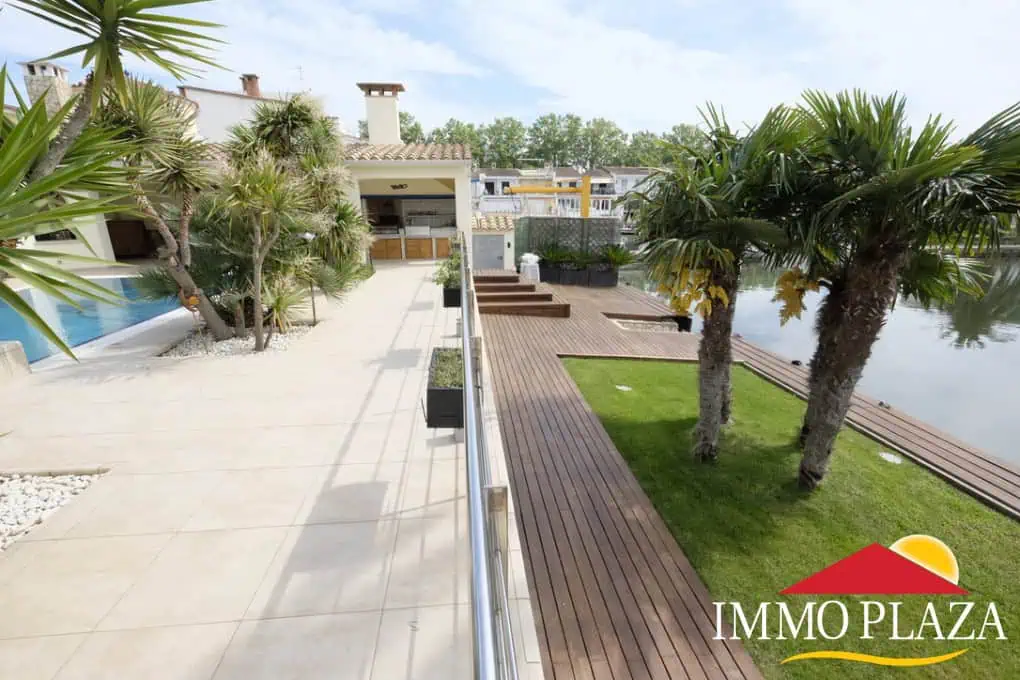 Magnífica villa ubicada en el canal ancho – 4 dormitorios –  piscina climatizada y jacuzzi – 14m de amarre – Empuriabrava