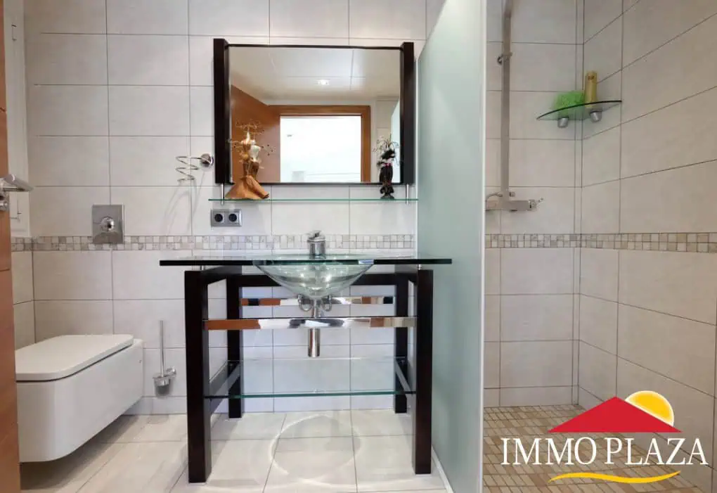 Magnífica villa ubicada en el canal ancho – 4 dormitorios –  piscina climatizada y jacuzzi – 14m de amarre – Empuriabrava